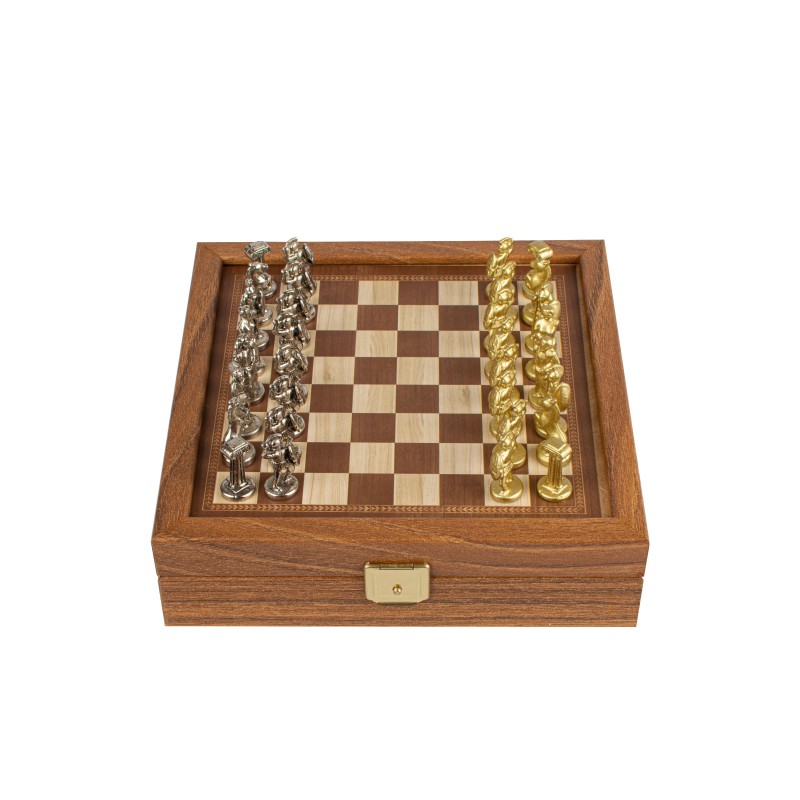 Σετ σκάκι με μεταλλικά πιόνια και τυπωμένη σκακιέρα στην επιφάνεια της ξύλινης κασετίνας
