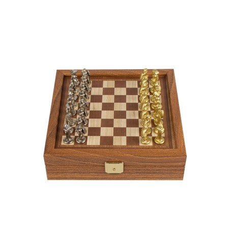 Σετ σκάκι με μεταλλικά πιόνια και τυπωμένη σκακιέρα στην επιφάνεια της ξύλινης κασετίνας