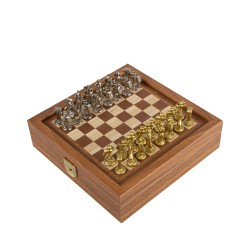 Σετ σκάκι με μεταλλικά πιόνια και τυπωμένη σκακιέρα στην επιφάνεια της ξύλινης κασετίνας