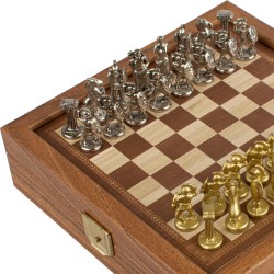 Σετ σκάκι με μεταλλικά πιόνια και τυπωμένη σκακιέρα στην επιφάνεια της ξύλινης κασετίνας