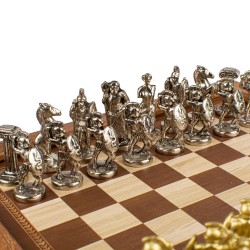 Σετ σκάκι με μεταλλικά πιόνια και τυπωμένη σκακιέρα στην επιφάνεια της ξύλινης κασετίνας