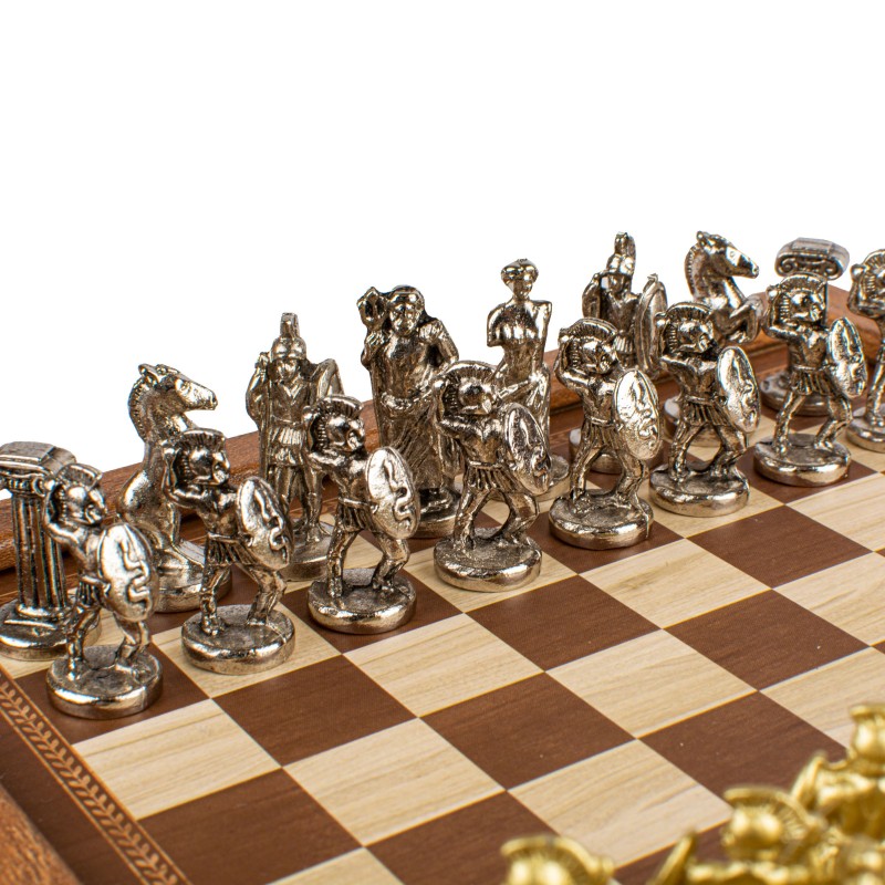 Σετ σκάκι με μεταλλικά πιόνια και τυπωμένη σκακιέρα στην επιφάνεια της ξύλινης κασετίνας