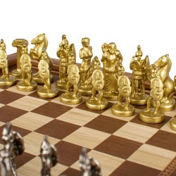 Σετ σκάκι με μεταλλικά πιόνια και τυπωμένη σκακιέρα στην επιφάνεια της ξύλινης κασετίνας