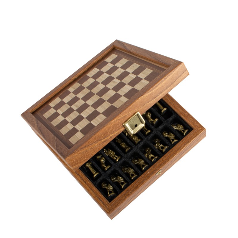 Σετ σκάκι με μεταλλικά πιόνια και τυπωμένη σκακιέρα στην επιφάνεια της ξύλινης κασετίνας