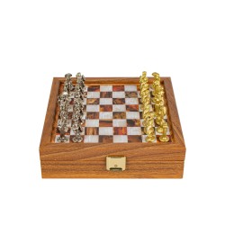 Σετ σκάκι με μεταλλικά πιόνια και τυπωμένη σκακιέρα στην επιφάνεια της ξύλινης κασετίνας