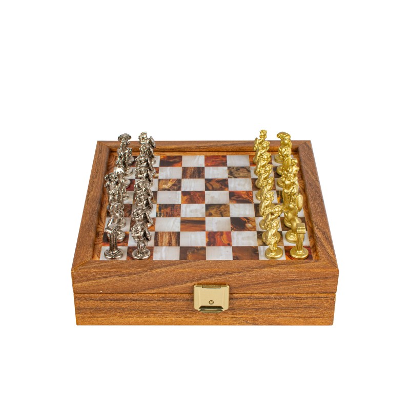 Σετ σκάκι με μεταλλικά πιόνια και τυπωμένη σκακιέρα στην επιφάνεια της ξύλινης κασετίνας