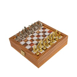 Σετ σκάκι με μεταλλικά πιόνια και τυπωμένη σκακιέρα στην επιφάνεια της ξύλινης κασετίνας