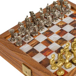 Σετ σκάκι με μεταλλικά πιόνια και τυπωμένη σκακιέρα στην επιφάνεια της ξύλινης κασετίνας