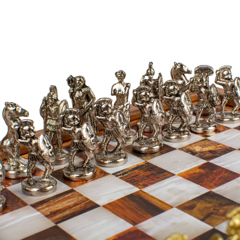 Σετ σκάκι με μεταλλικά πιόνια και τυπωμένη σκακιέρα στην επιφάνεια της ξύλινης κασετίνας