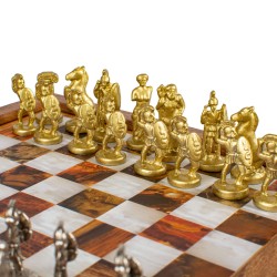 Σετ σκάκι με μεταλλικά πιόνια και τυπωμένη σκακιέρα στην επιφάνεια της ξύλινης κασετίνας