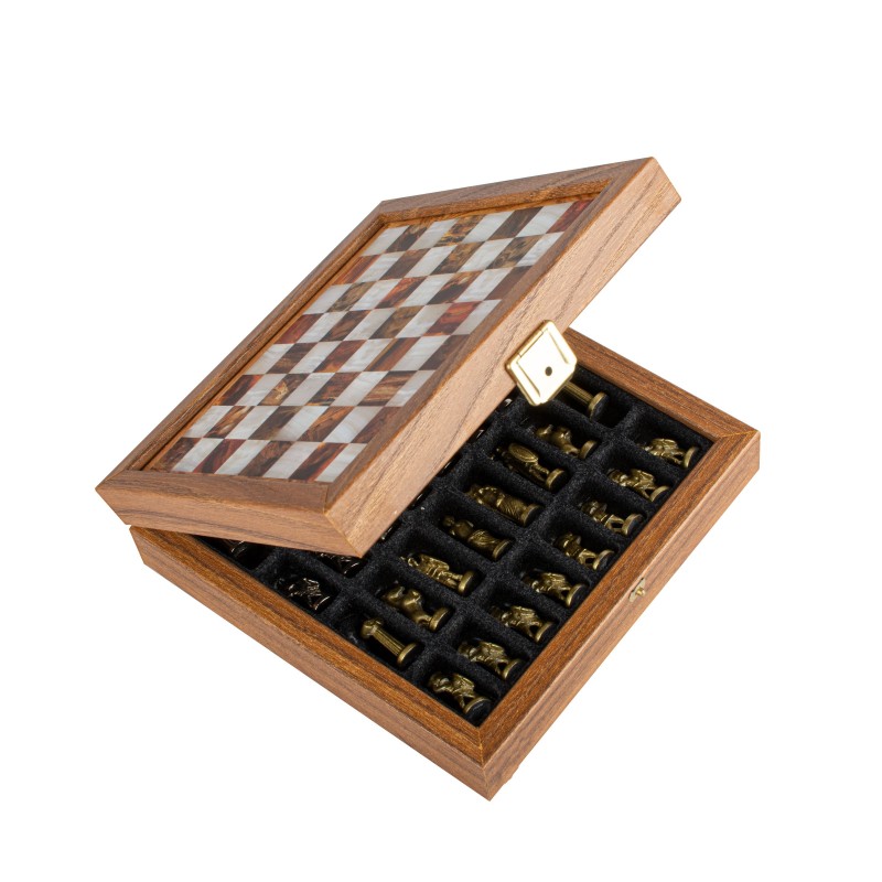 Σετ σκάκι με μεταλλικά πιόνια και τυπωμένη σκακιέρα στην επιφάνεια της ξύλινης κασετίνας