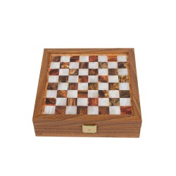 Σετ σκάκι με μεταλλικά πιόνια και τυπωμένη σκακιέρα στην επιφάνεια της ξύλινης κασετίνας