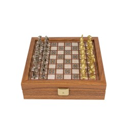 Σετ σκάκι με μεταλλικά πιόνια και τυπωμένη σκακιέρα στην επιφάνεια της ξύλινης κασετίνας