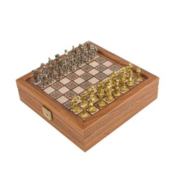 Σετ σκάκι με μεταλλικά πιόνια και τυπωμένη σκακιέρα στην επιφάνεια της ξύλινης κασετίνας