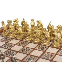 Σετ σκάκι με μεταλλικά πιόνια και τυπωμένη σκακιέρα στην επιφάνεια της ξύλινης κασετίνας