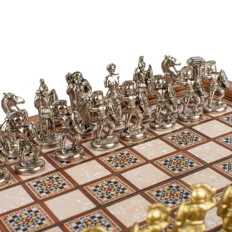 Σετ σκάκι με μεταλλικά πιόνια και τυπωμένη σκακιέρα στην επιφάνεια της ξύλινης κασετίνας
