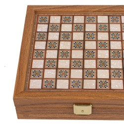 Σετ σκάκι με μεταλλικά πιόνια και τυπωμένη σκακιέρα στην επιφάνεια της ξύλινης κασετίνας