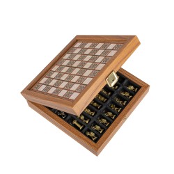 Σετ σκάκι με μεταλλικά πιόνια και τυπωμένη σκακιέρα στην επιφάνεια της ξύλινης κασετίνας